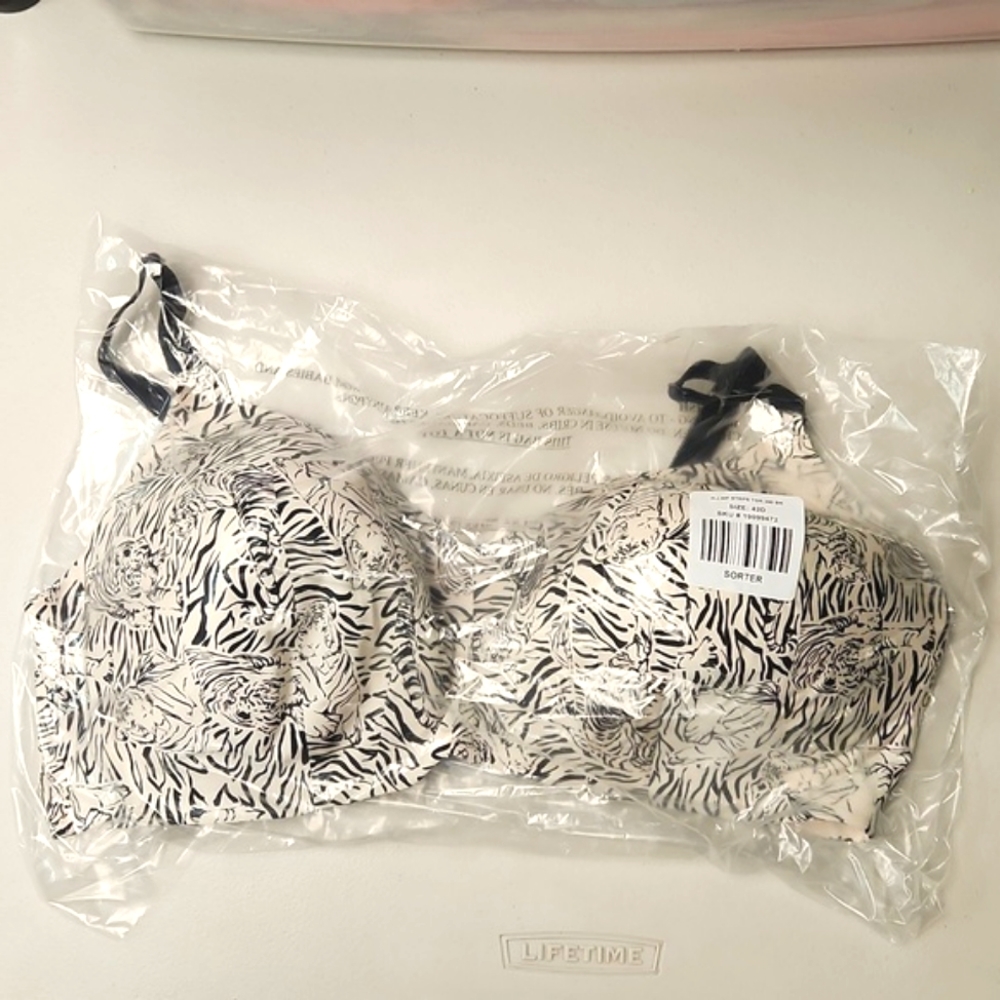 ❤️NWT VINTAGE TORRID BRA - WIRELESS LIGHTLY LINED - ANIMAL PRINT BACK SMOOTHING - Picture 4 of 9